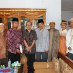 Pose bersama antara Drs. H. Samsudin H. Halid, M. Pd dan jajaran pengurus LDII Sulteng