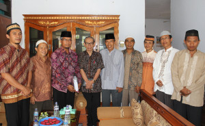 Pose bersama antara Drs. H. Samsudin H. Halid, M. Pd dan jajaran pengurus LDII Sulteng