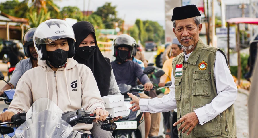 Jajaran LDII Kota Palu saat membagikan takjil bagi warga sekitar (Lines)