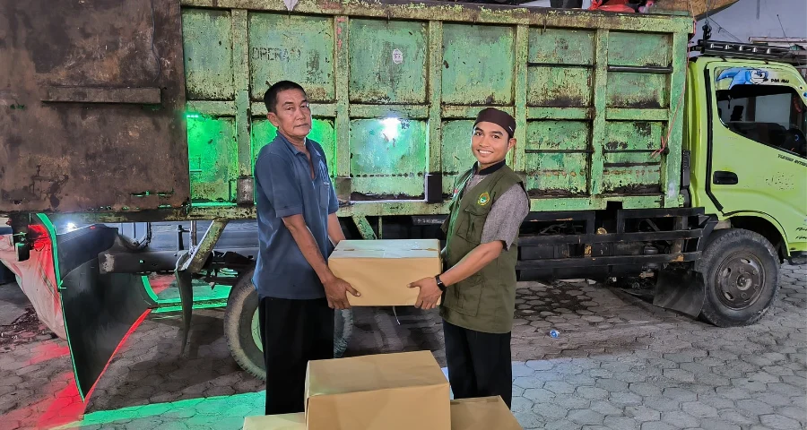 Jajaran LDII Tatura Selatan memberikan bantuan kepada petugas kebersihan DLH Kota Palu (Ist)