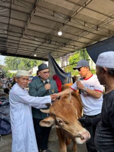 Perkuat Kepedulian Sosial, LDII Tebet Barat Serahkan Hewan Kurban Kepada Warga Sekitar