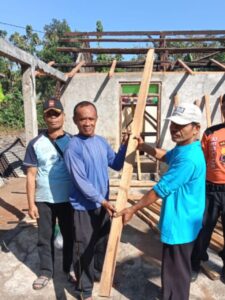 Warga LDII dan Masyarakat Paliyan Kidul Gotong Royong Perbaiki Rumah Warga Kurang Mampu