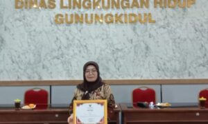 Bangun 123 Bank Sampah, Rusmini Raih Penghargaan Lingkungan Hidup Ketiganya