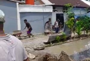 Warga LDII Wijayapura Gotong Royong Cor Jalan Menuju Musala Fastabiqul Khoirot