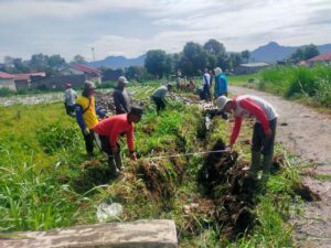 LDII Kersik Tuo dan Warga Gotong Royong Bersihkan Drainase Sambut Musim Hujan